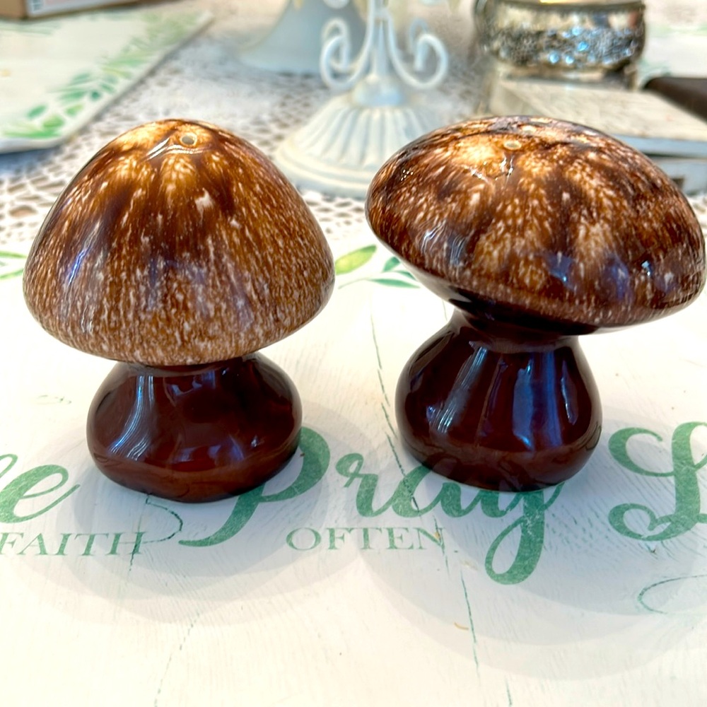ADORABLE 🍄‍🟫🍄 Vintage Hull Pottery Drip Glazed Mushroom Salt/Pepper Shaker